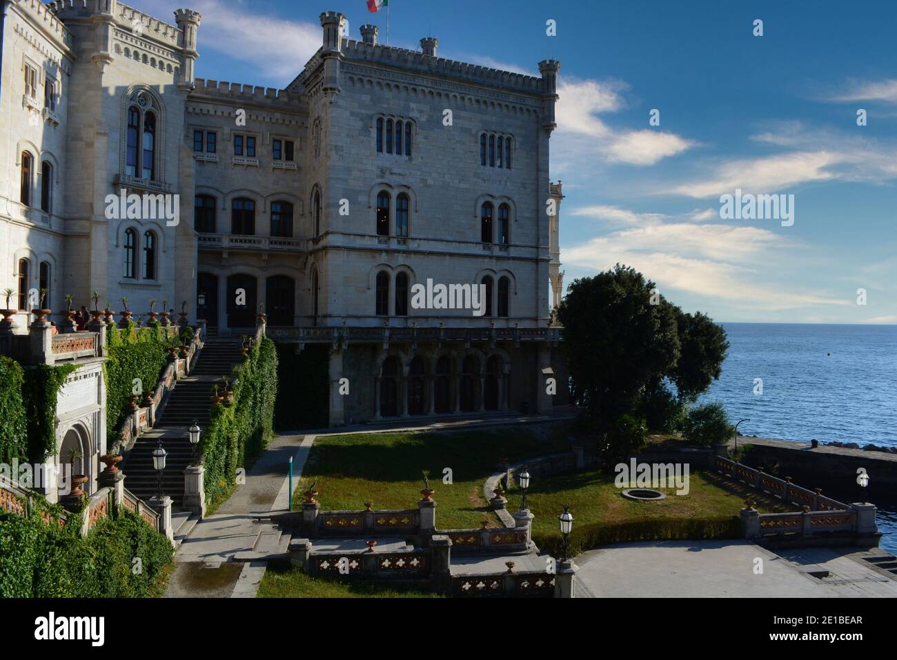 Blick auf den Innenhof des Schlosses Miramare, Triest Stockfoto Blick auf den Innenhof des Schlosses Miramare, Triest Stockfoto