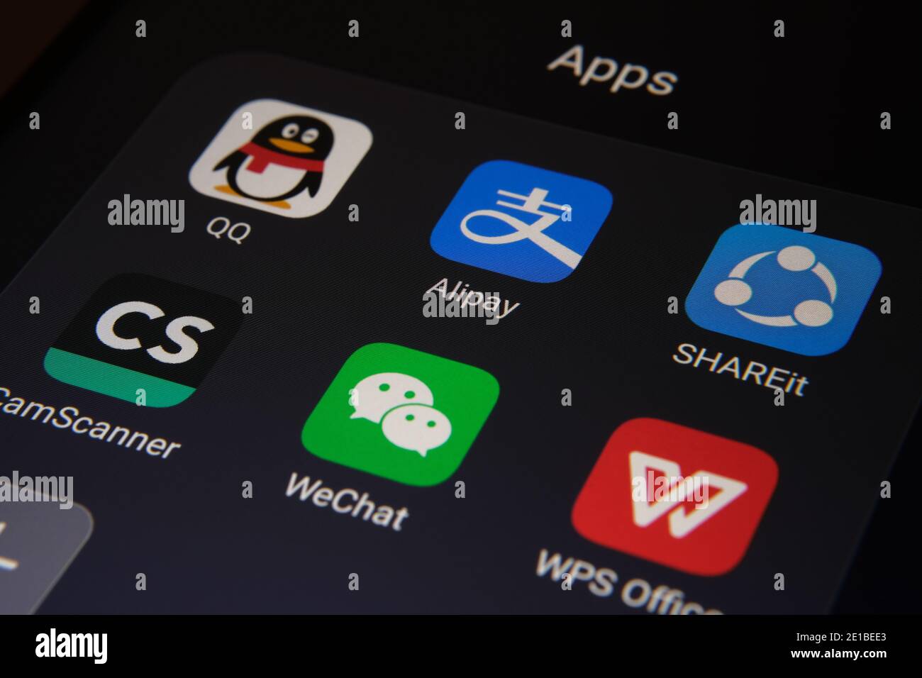Stafford, Großbritannien - 6. Januar 2021: Alipay, WeChat, QQ, SHAREit, CamScanner, WPS Office-Apps auf dem Bildschirm des Smartphones gesehen. Verbotene Chinesen A Stockfoto