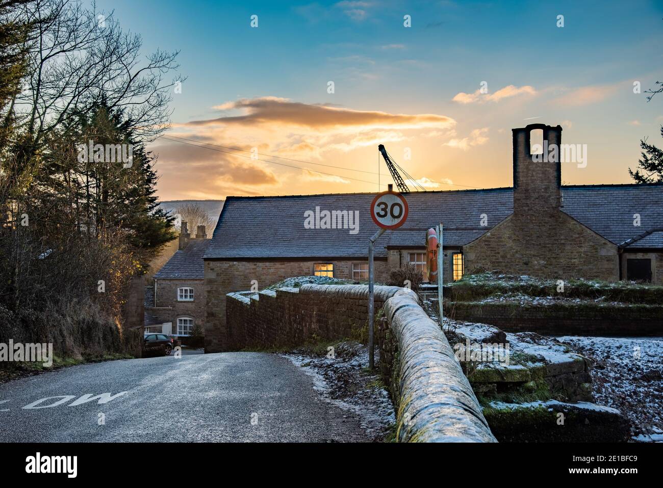 Chipping, Preston, Lancashire, Großbritannien. Januar 2021. Ein kalter, heller Start in den Tag bei Sonnenaufgang in Chipping, nahe Preston, Lancashire. Kredit: John Eveson/Alamy Live Nachrichten Stockfoto