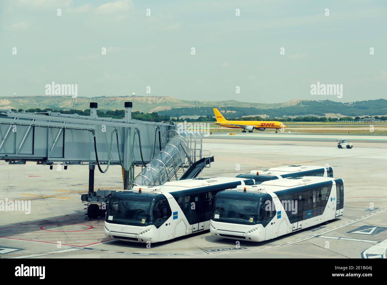 2018, 9. Mai, Sofia, Bulgarien. Zwei Busse und ein Flugzeug auf einer Landebahn im Flughafen Sofia Stockfoto