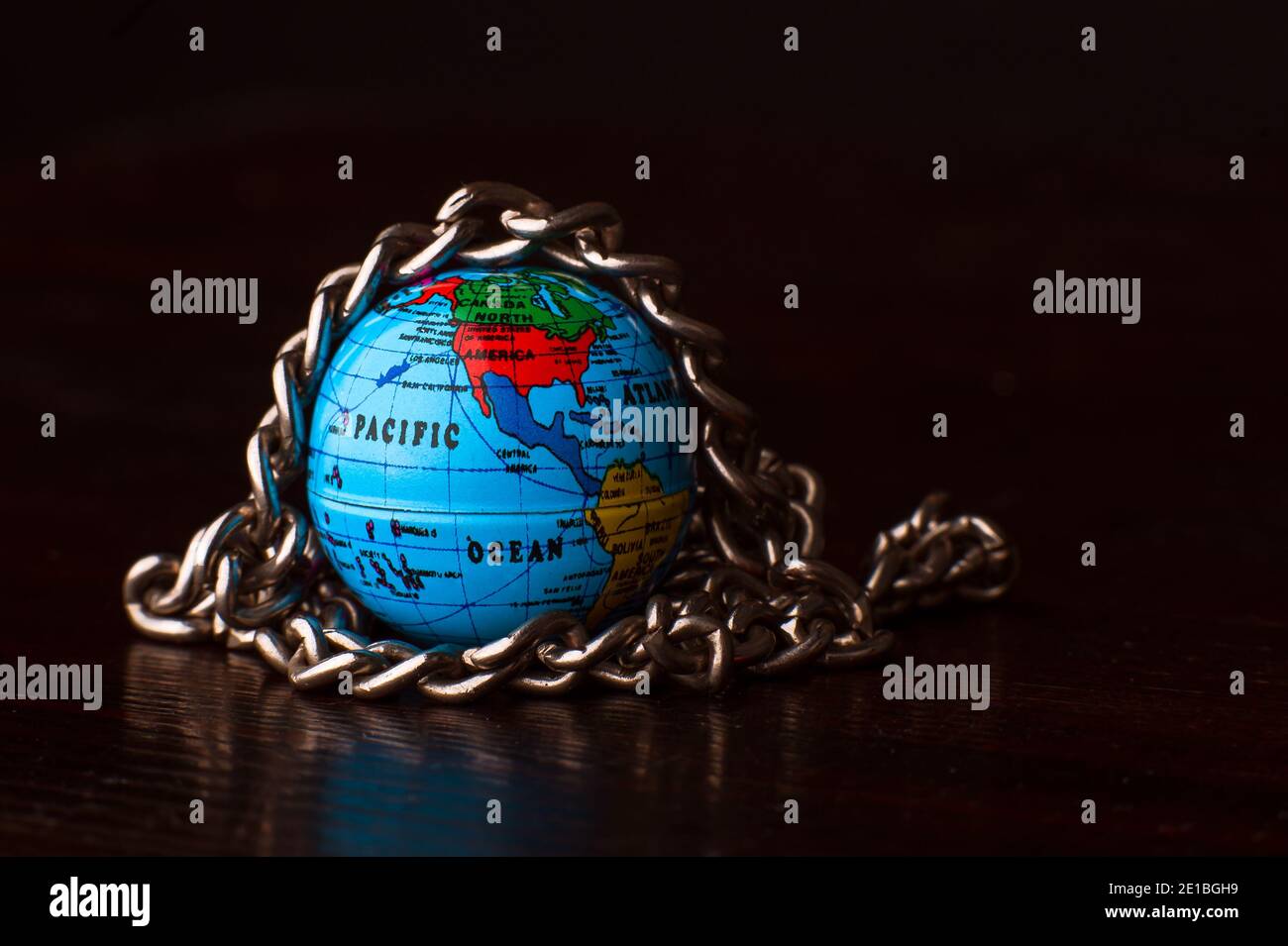 Kleine Globus Miniatur Erde auf Münzen die ganze Welt vertraut Auf Geld isoliert auf schwarzem Hintergrund Afrika Stockfoto