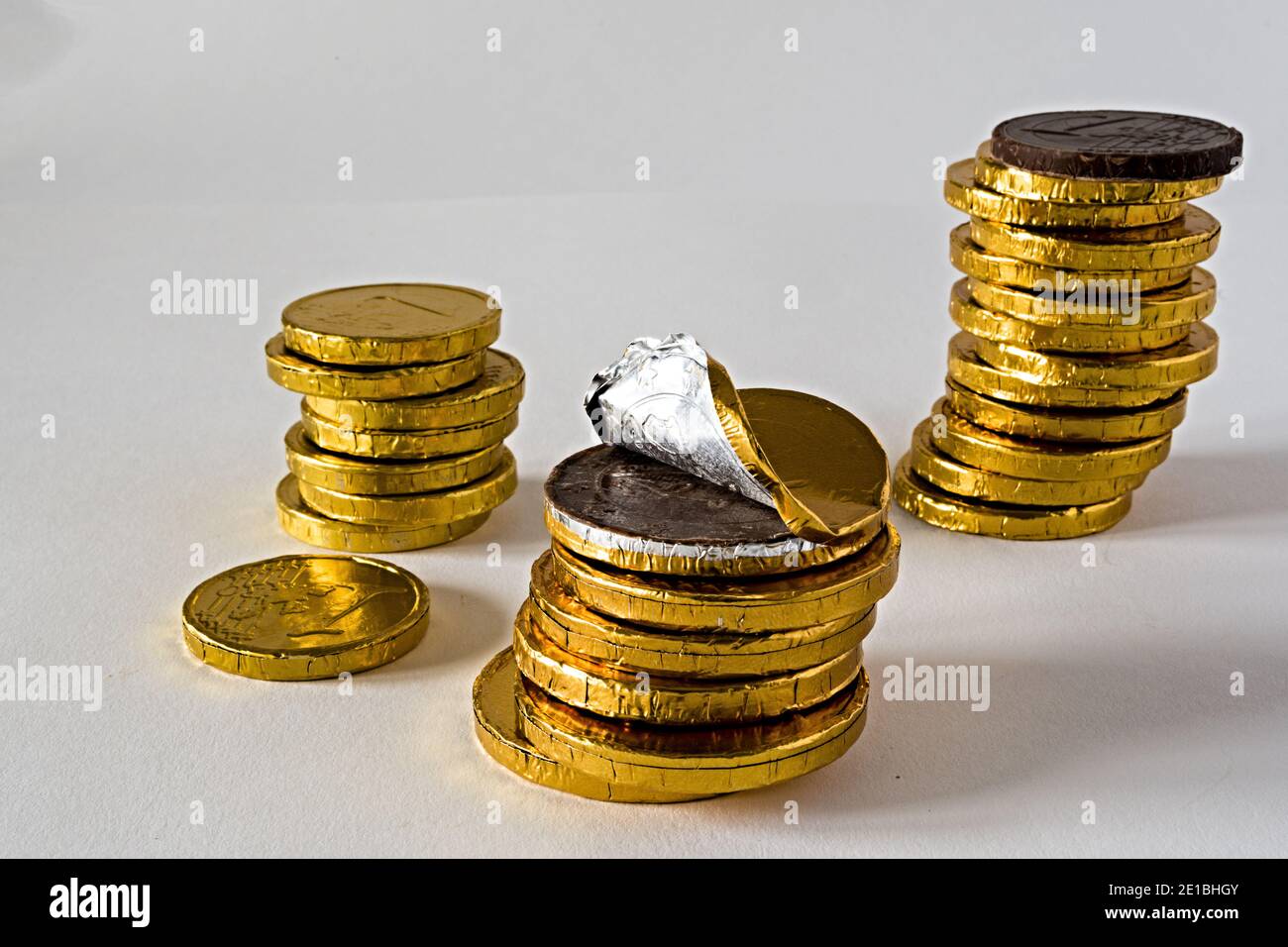Monete di cioccolato mucchio vista fronte Stockfoto
