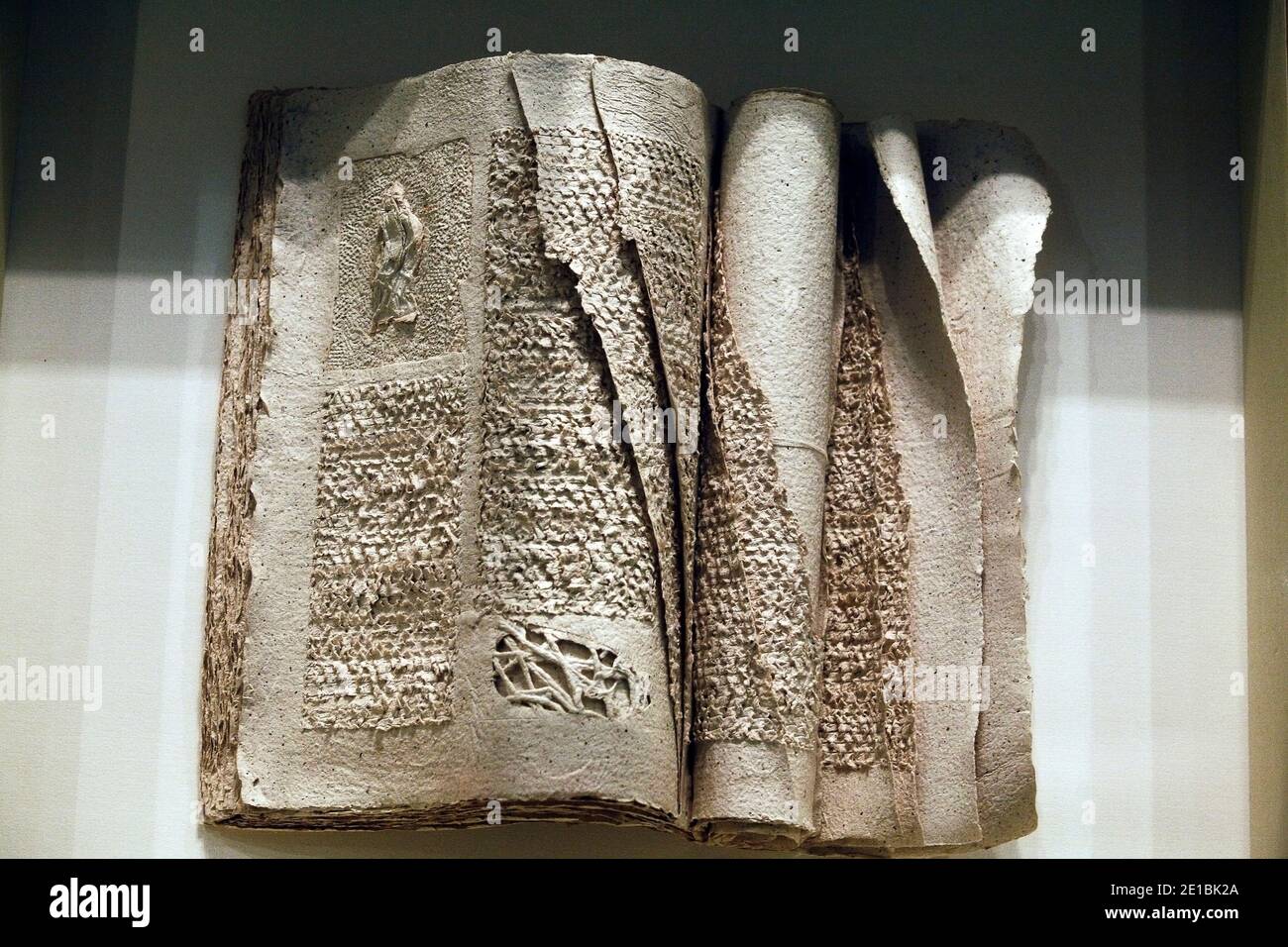 Italien Emilia Romagna Bertinoro: Interreligiöses Museum ( Museo Interreligioso ) - Ad Divinum - von Vito Capone 2003 - Handgemachtes und geformtes Recyclingpapier: Pflanzliche Färbung Stockfoto
