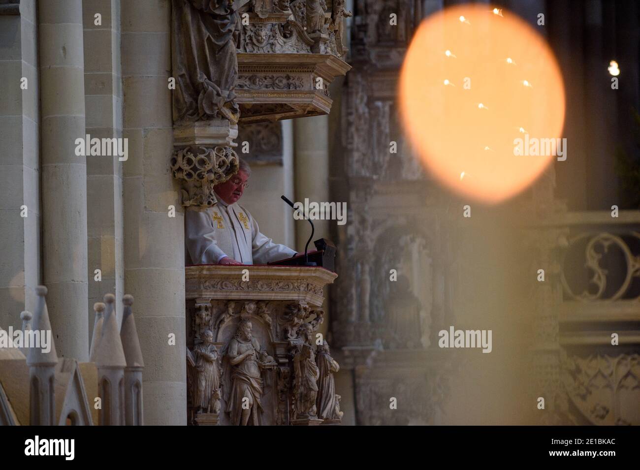 06. Januar 2021, Sachsen-Anhalt, Magdeburg: Stephen Gerhard Stehli, Vorsitzender des domkirchenrates und Prediger predigt vor der Gemeinde des Doms St. Maurice und St. Katharina in Magdeburg. Dort fand am Dreikönigstag ein Gottesdienst mit den Besuchern statt. Wegen der Ausbreitung des Coronavirus waren nur 100 Teilnehmer für den Dienst zugelassen. Epiphanie ist ein sehr altes Kirchenfest und wird am 6. Januar gefeiert. Das Wort, abgeleitet aus dem Griechischen, bedeutet "Erscheinung" und bezieht sich auf die Erscheinung Gottes in der Welt mit Christi Geburt. In Sachsen-Anhalt ist der 6. Januar ein öffentlicher Heiliger Stockfoto
