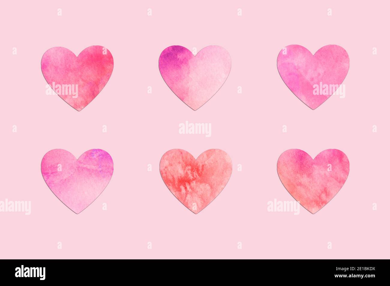 Papierherzen auf rosa Hintergrund ausgerichtet, minimale Valentinskarte Stockfoto