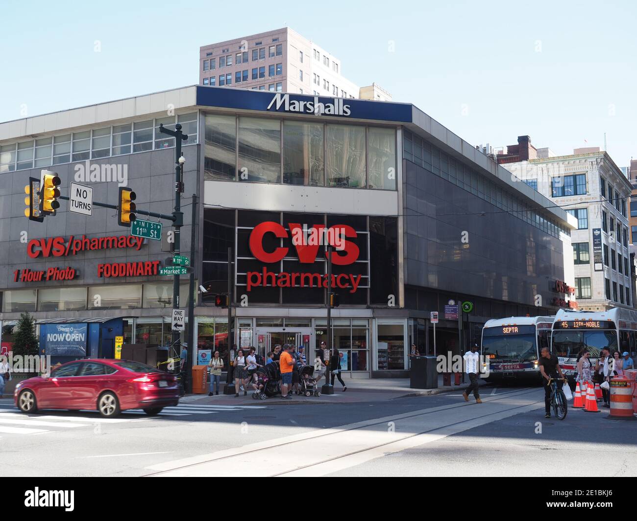 Bild eines Marshalls-Geschäfts, in dem sich eine CVS-Apotheke in Philadelphia befindet. Stockfoto