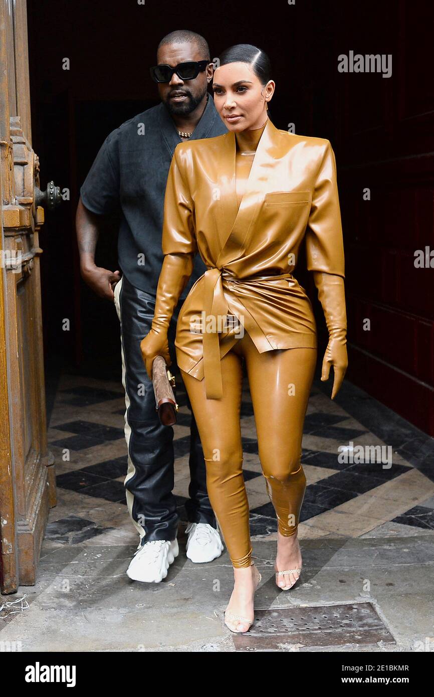 Berichte haben behauptet, dass die Ehe von Kim Kardashian und Kanye West nach sechs Jahren bald vorbei ist - Datei - Kim Kardashian und Kanye West verlassen den Sonntagsgottesdienst in les bouffes du nord. Paris, März der 1. 2020 Foto von ABACAPRESS.COM Stockfoto