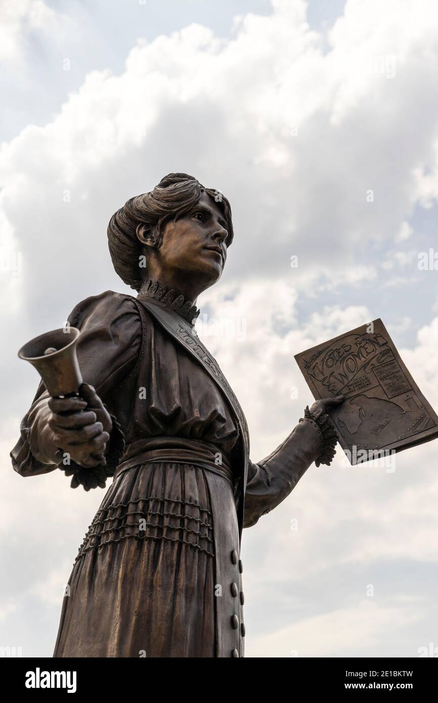 Statue von Annie Kenny politische Aktivistin und homegrown Suffragette für die Women's Social and Political Union im Zentrum von Oldham, England. Stockfoto