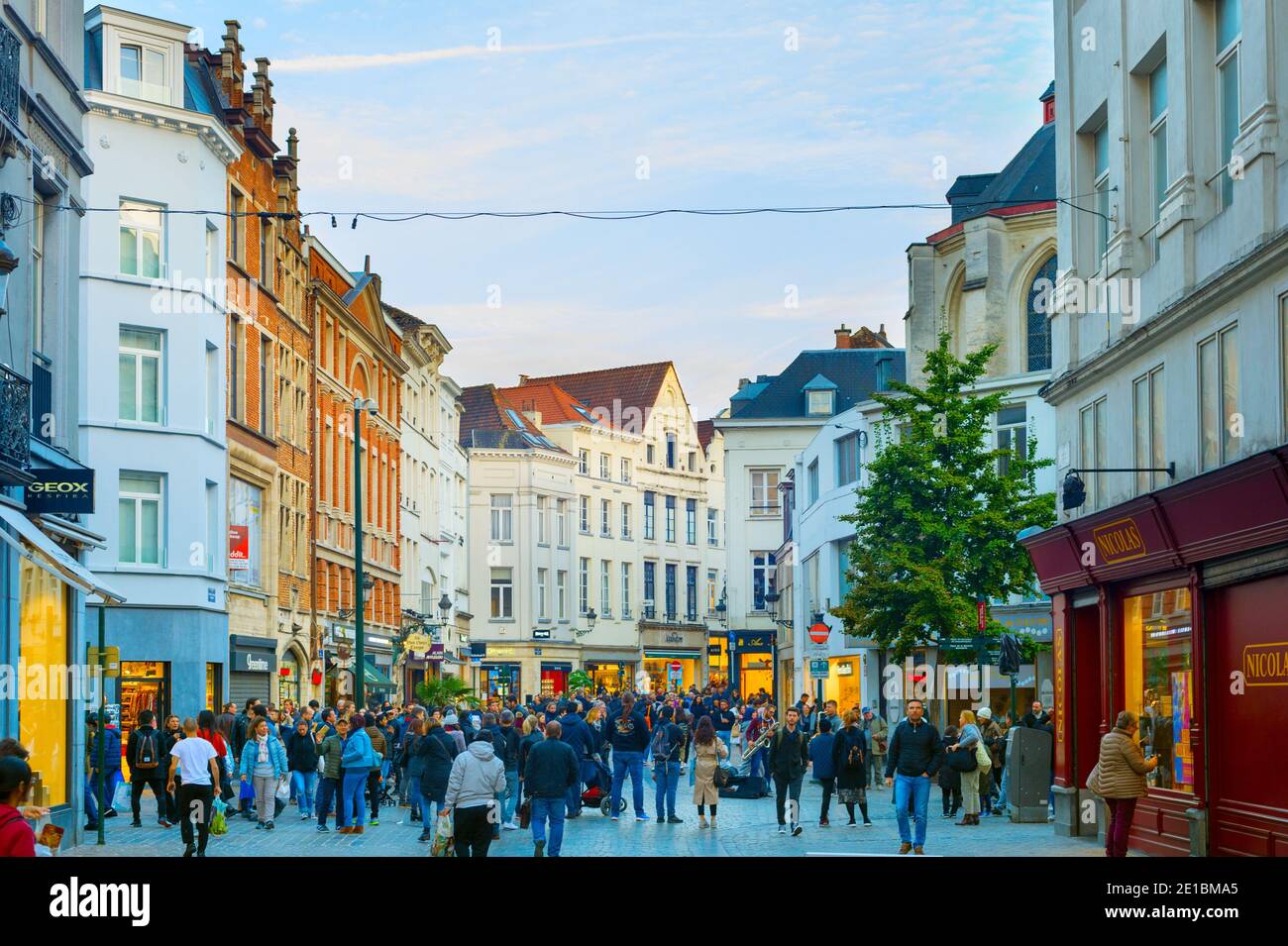 BRÜSSEL, BELGIEN - 05. OKTOBER 2019: Menschenmenge, die durch die Altstadt-Einkaufsstraße von Brüssel läuft Stockfoto