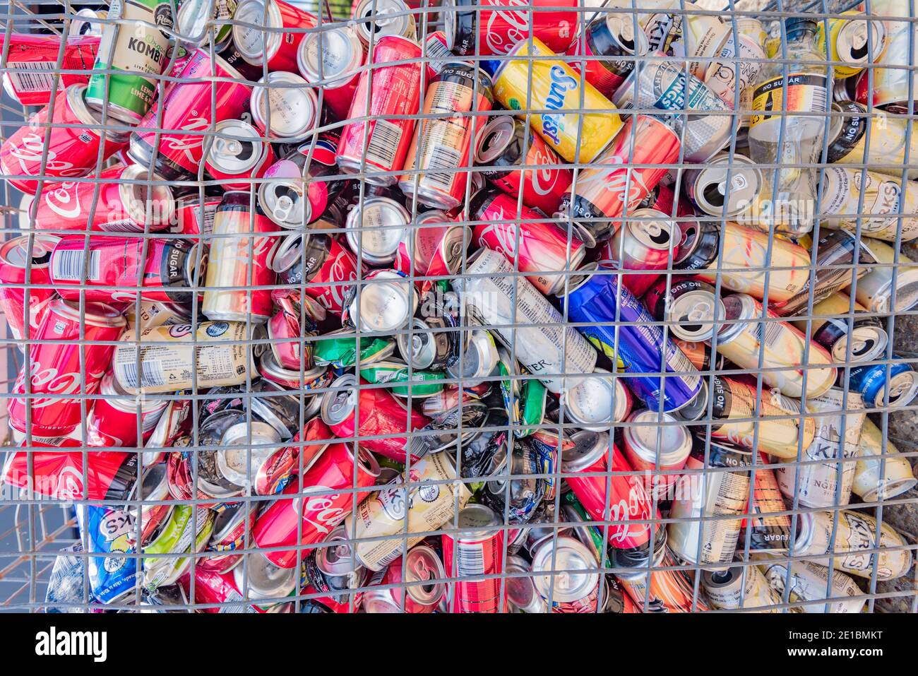 Ein großer durchsehter Stahlkäfig aus gebrauchten Aluminium (Aluminium) Dosen gesammelt bereit für das Recycling in Australien Stockfoto