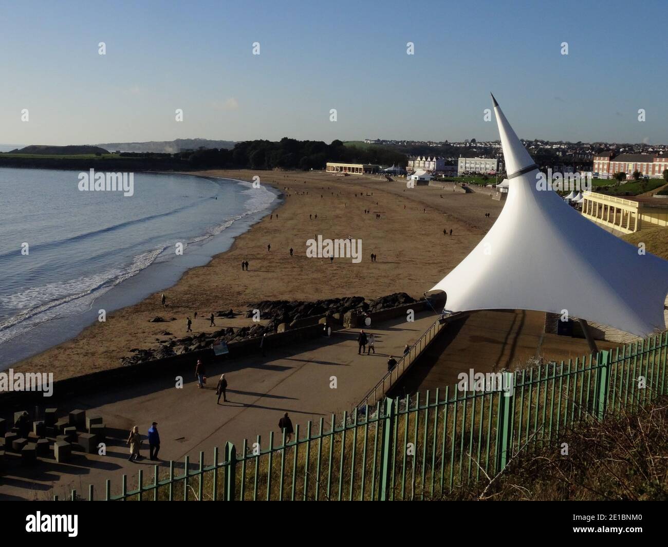 Cardiff Wales Großbritannien 26 November 2020 die Stadt Barry in der Nähe von Cardiff, Wales, Großbritannien Whitmore Bay Beach wie man es oft in der BBC-Hit-Komödie Gavin and Stace sieht Stockfoto