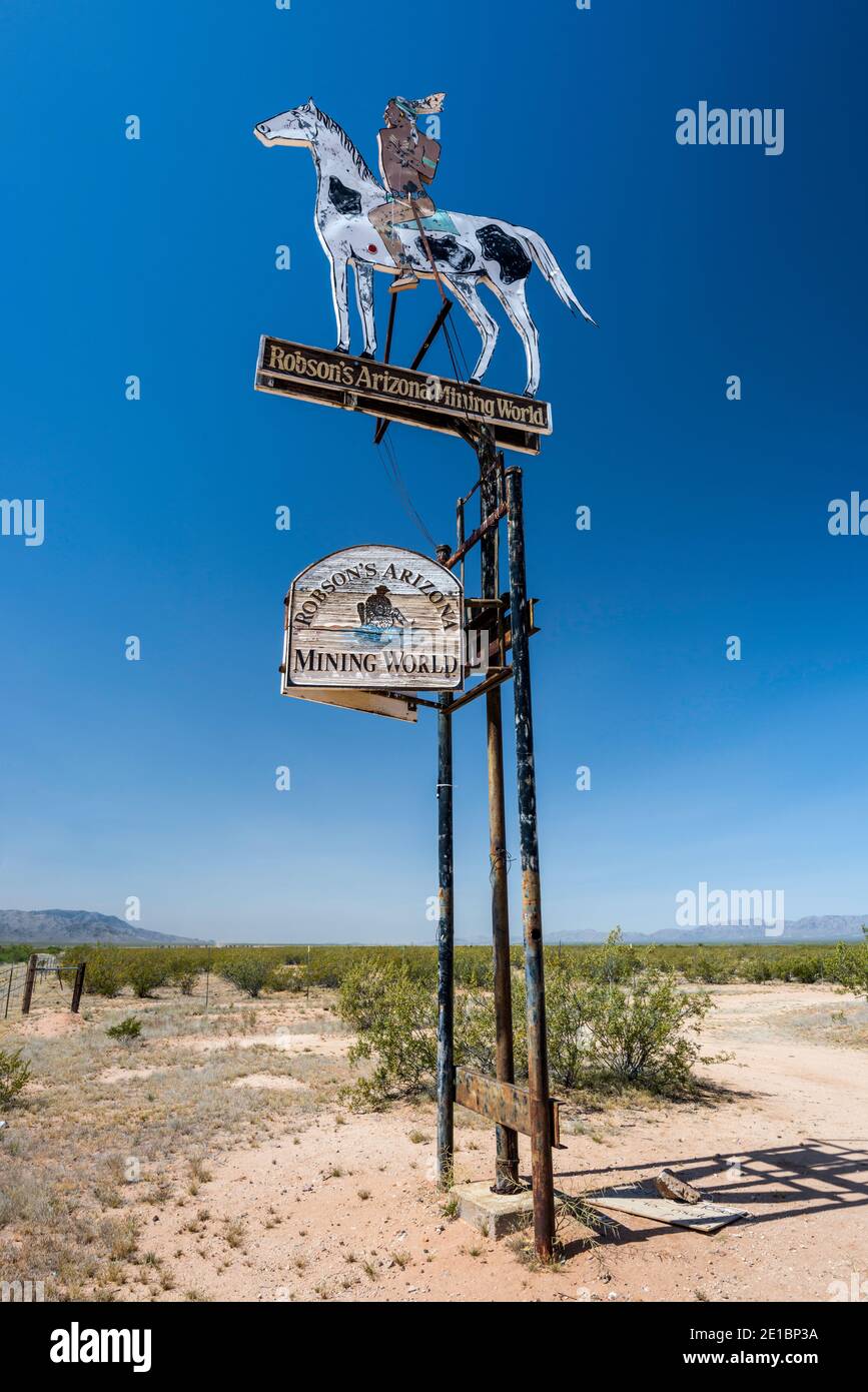 Zeichen für Robsons Ranch & Bergbau-Zeltlager in Aguila Tal, Sonora-Wüste, in der Nähe von Wickenburg, Arizona, USA Stockfoto