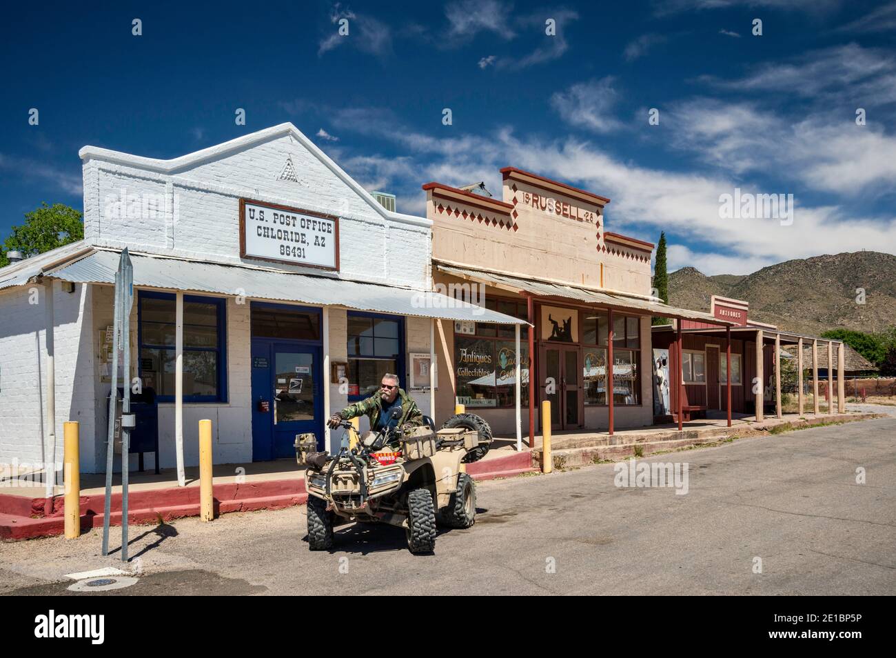 Ältere Erwachsene Reiten atv, Ladenfronten in halb-Geist Stadt Chloride, Arizona, USA Stockfoto