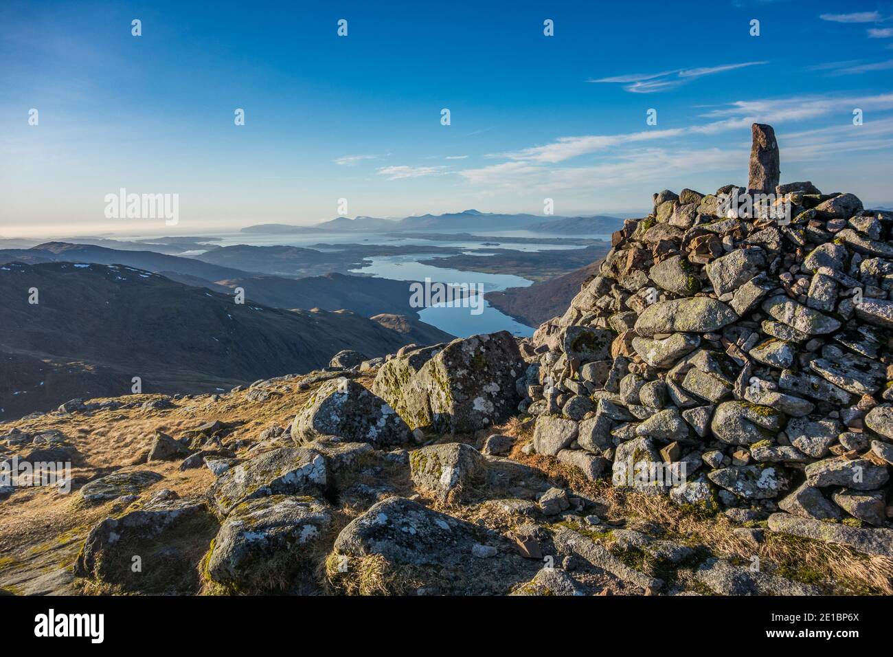Beinn Sgulaird, Meg's Mountain, ist ein einsamer Munro, ein langer Grat, der steil über dem oberen Loch Creran in den südlichen Highlands Schottlands aufsteigt Stockfoto