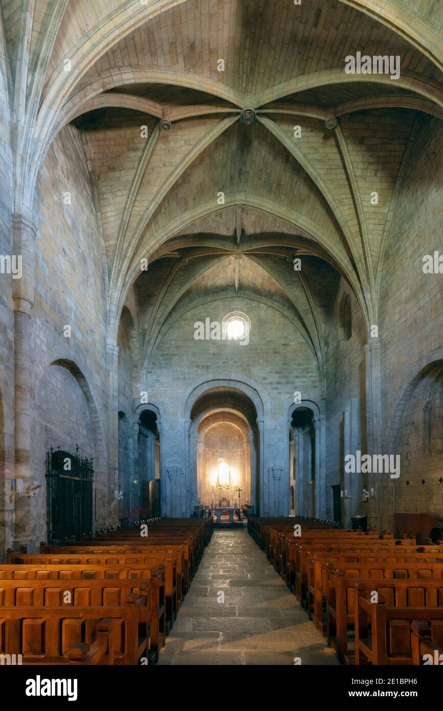 Das romanische Mittelschiff der Kirche San Salvador de Leyre im Kloster San Salvador von Leyre, Navarra, Spanien. Stockfoto