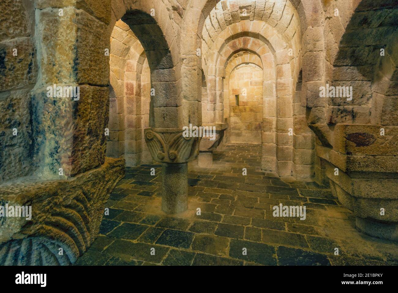 Die Krypta des Klosters San Salvador von Leyre aus dem 11. Jahrhundert, Navarra, Spanien. Stockfoto