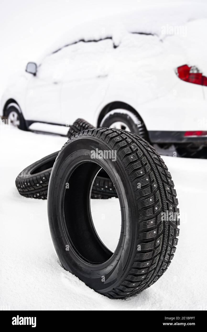 Winter Auto übersäten Reifen auf Schnee mit geringer Tiefe von Feld Auto im  Hintergrund Stockfotografie - Alamy