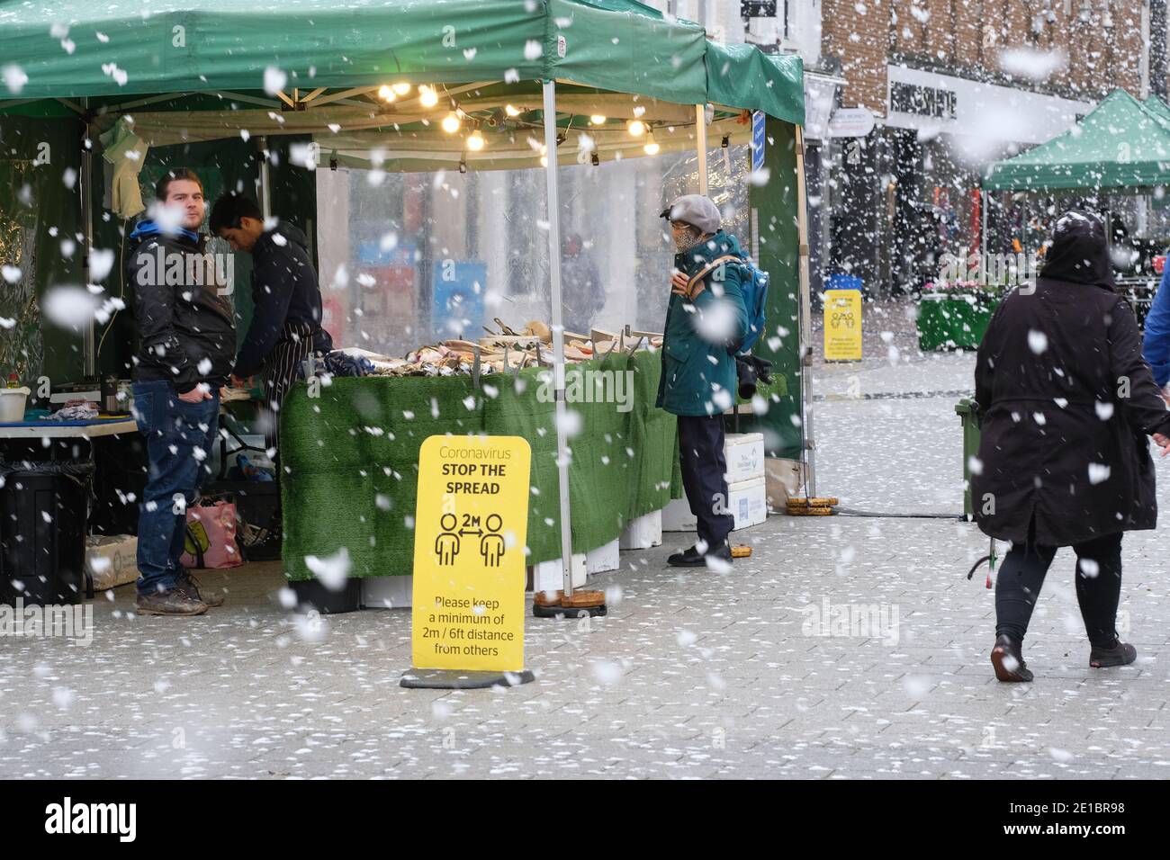 Hereford, Herefordshire - Mittwoch, 6. Januar 2021 - Schneegestöber in Hereford tragen zum Elend einer Wintersperre im Stadtzentrum von Hereford bei, da die Covid-Sperre wieder aufgenommen wird und nur noch wichtige Geschäfte geöffnet sind. Foto Steven May / Alamy Live News Stockfoto