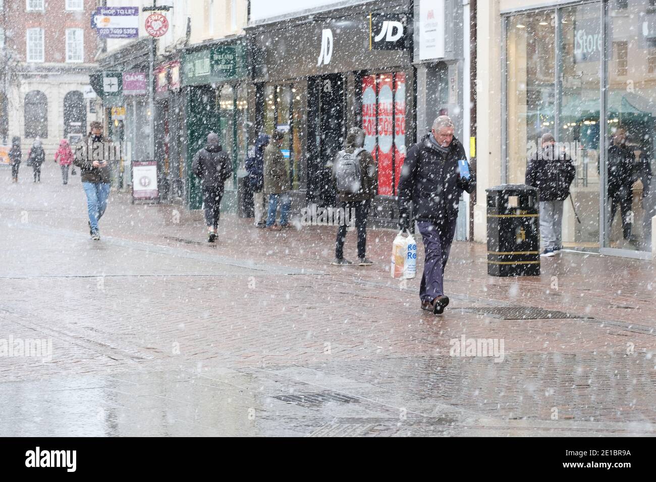 Hereford, Herefordshire - Mittwoch, 6. Januar 2021 - Schneegestöber in Hereford tragen zum Elend einer Wintersperre im Stadtzentrum von Hereford bei, da die Covid-Sperre wieder aufgenommen wird und nur noch wichtige Geschäfte geöffnet sind. Foto Steven May / Alamy Live News Stockfoto