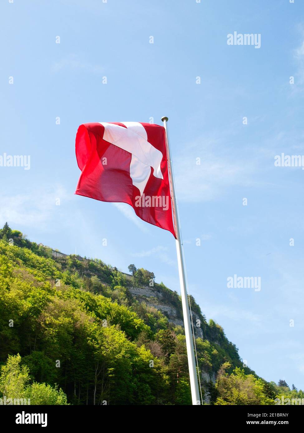 Ruetli, Schweiz: Patriotische Schweizer Flagge mit Himmelshintergrund Stockfoto