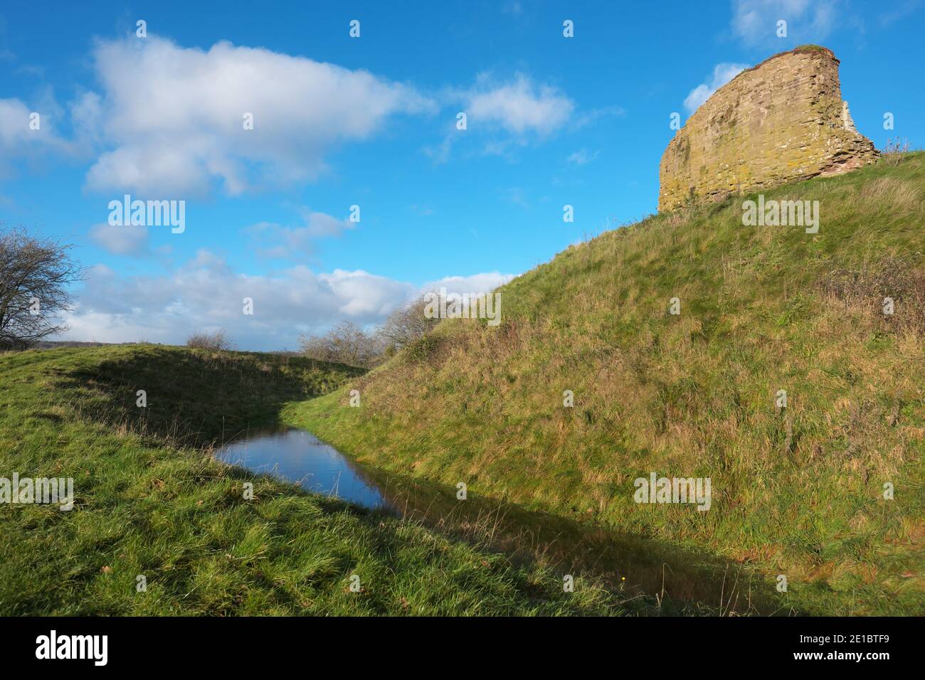 Kilpeck Castle, Kilpeck, Herefordshire - Winterszene mit Wasser im Graben der Norman motte und bailey Burgruinen - Dezember 2020 Stockfoto