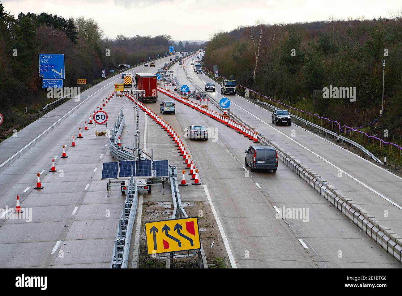 Ashford, Kent, Großbritannien. Januar 2021, 06. Auf der M20 stehen noch Lastwagen zwischen den Kreuzungen 8 und 9 in der Schlange, da die Operation Brock jetzt in Betrieb ist. Bewegliche Betonblöcke befinden sich auf der London Bound Lane, damit der Verkehr in beide Richtungen fließen kann. Foto-Kredit: PAL Media-Paul Lawrenson/Alamy Live Nachrichten Stockfoto