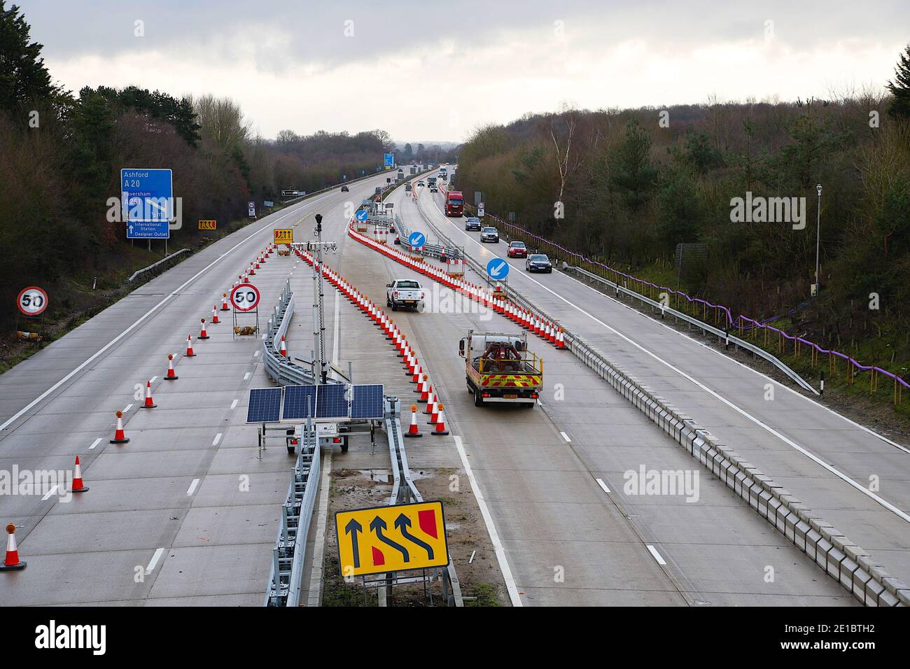 Ashford, Kent, Großbritannien. Januar 2021, 06. Auf der M20 stehen noch Lastwagen zwischen den Kreuzungen 8 und 9 in der Schlange, da die Operation Brock jetzt in Betrieb ist. Bewegliche Betonblöcke befinden sich auf der London Bound Lane, damit der Verkehr in beide Richtungen fließen kann. Blick Richtung Süden. Foto-Kredit: PAL Media-Paul Lawrenson/Alamy Live Nachrichten Stockfoto