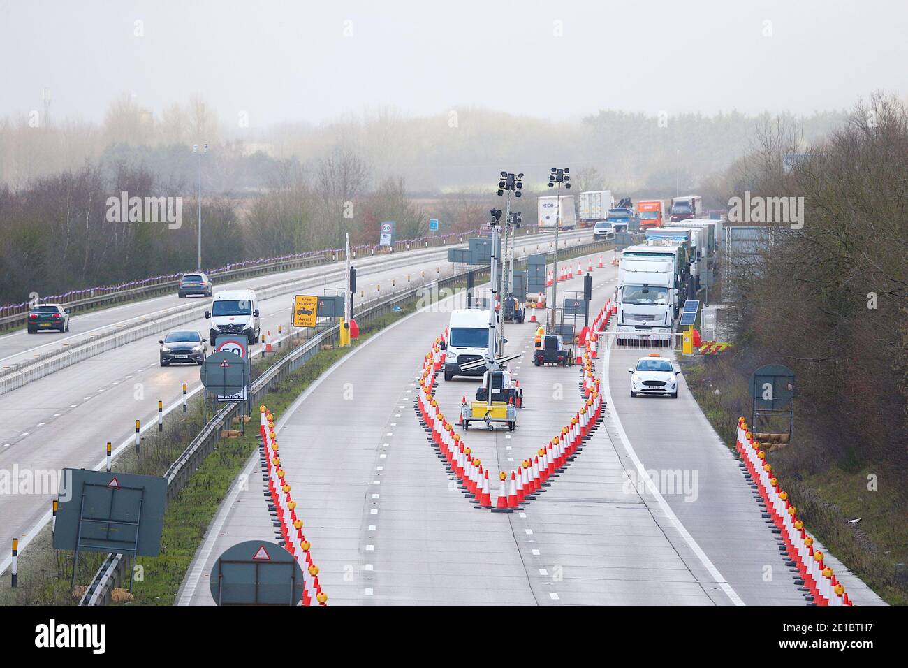 Ashford, Kent, Großbritannien. Januar 2021, 06. Auf der M20 stehen noch Lastwagen zwischen den Kreuzungen 8 und 9 in der Schlange, da die Operation Brock jetzt in Betrieb ist. Bewegliche Betonblöcke befinden sich auf der London Bound Lane, damit der Verkehr in beide Richtungen fließen kann. Foto-Kredit: PAL Media-Paul Lawrenson/Alamy Live Nachrichten Stockfoto