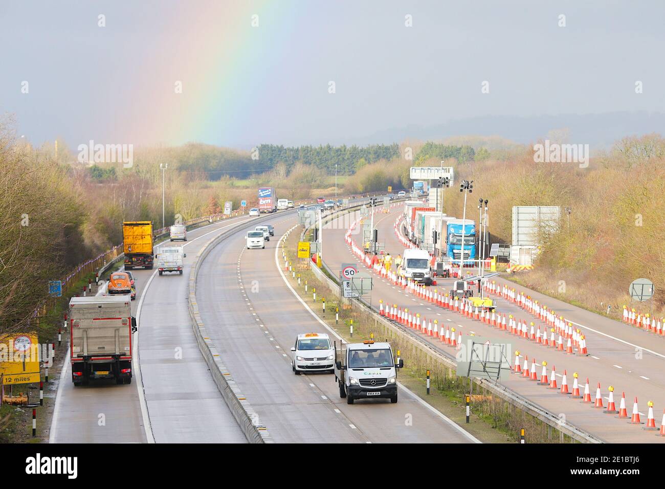 Ashford, Kent, Großbritannien. Januar 2021, 06. Auf der M20 stehen noch Lastwagen zwischen den Kreuzungen 8 und 9 in der Schlange, da die Operation Brock jetzt in Betrieb ist. Bewegliche Betonblöcke befinden sich auf der London Bound Lane, damit der Verkehr in beide Richtungen fließen kann. Foto-Kredit: PAL Media-Paul Lawrenson/Alamy Live Nachrichten Stockfoto