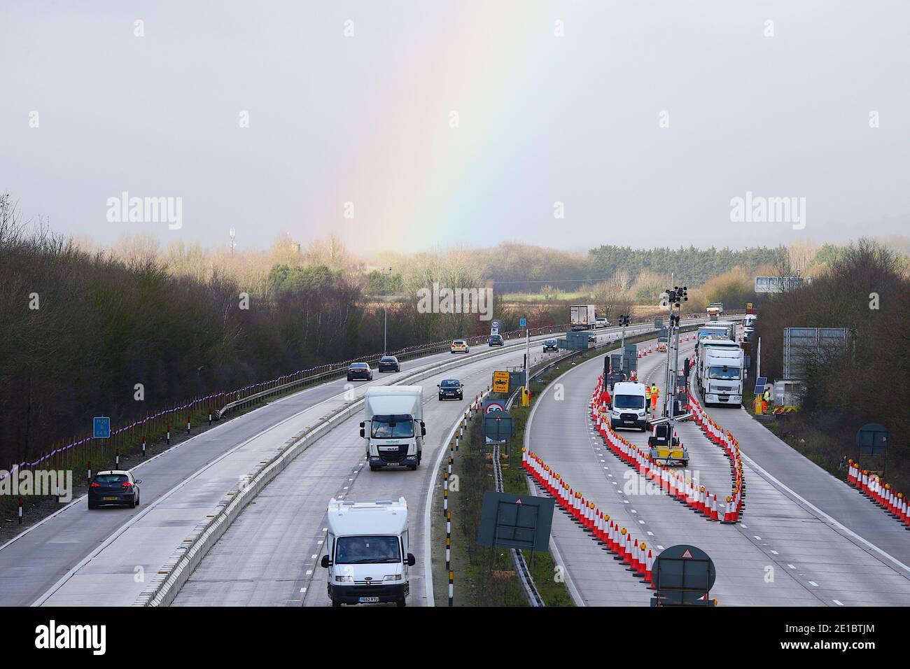 Ashford, Kent, Großbritannien. Januar 2021, 06. Auf der M20 stehen noch Lastwagen zwischen den Kreuzungen 8 und 9 in der Schlange, da die Operation Brock jetzt in Betrieb ist. Bewegliche Betonblöcke befinden sich auf der London Bound Lane, damit der Verkehr in beide Richtungen fließen kann. Foto-Kredit: PAL Media-Paul Lawrenson/Alamy Live Nachrichten Stockfoto