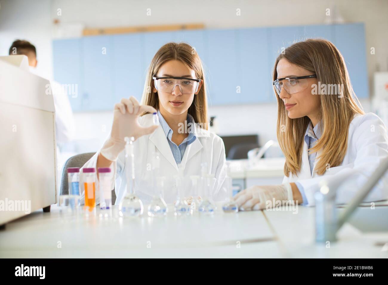 Junge Forscherinnen analysieren chemische Daten im Labor Stockfoto