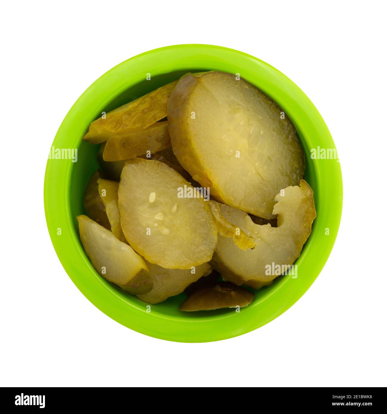 Draufsicht auf eine kleine grüne Schüssel gefüllt mit Gurkensalat isoliert auf weißem Hintergrund. Stockfoto