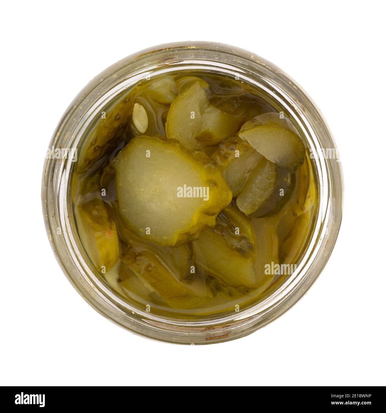 Draufsicht auf ein offenes Glas gefüllt mit Gurkensalat isoliert auf weißem Hintergrund. Stockfoto