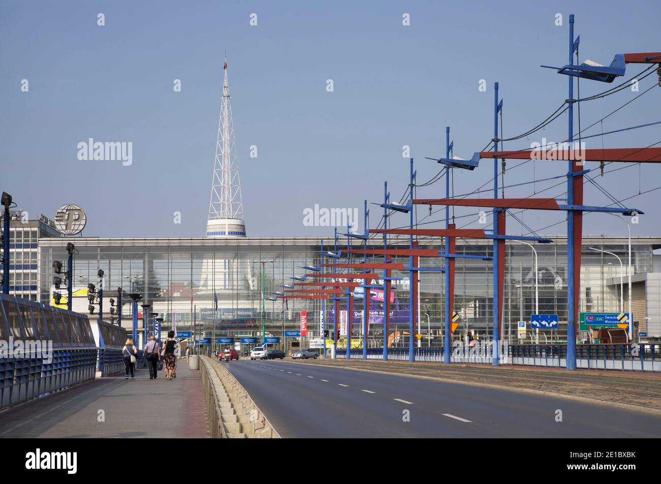 Spire Pavillon von MTP und Station Brücke in Poznan. Polen Stockfoto