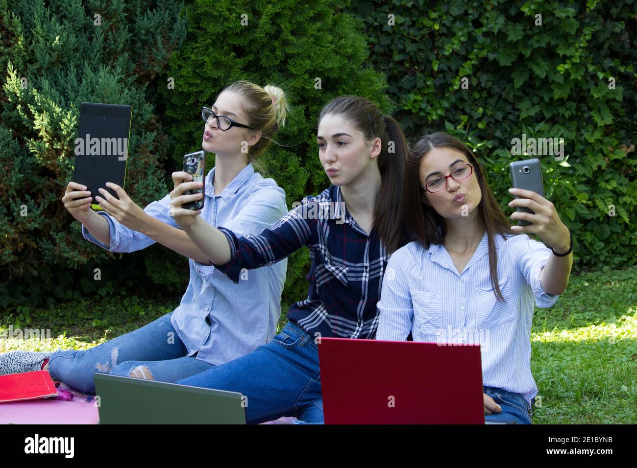 Selfie mit zwei Smartphones und einer taablet College-Mädchen Stockfoto
