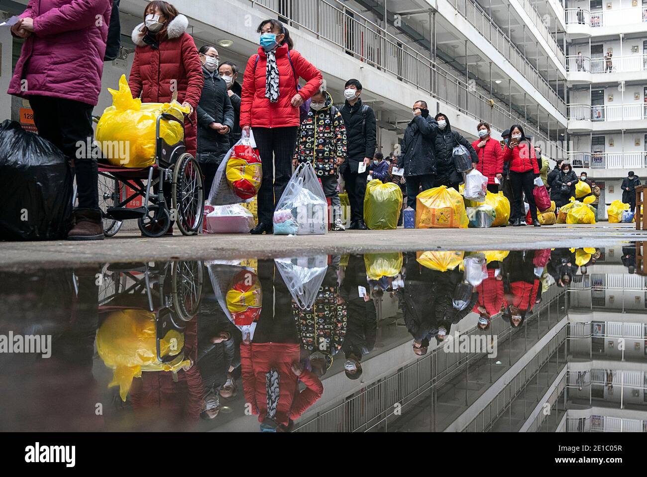 (210106) -- PEKING, 6. Januar 2021 (Xinhua) -- geheilt Coronavirus-Patienten Schlange stehen, um ein Rehabilitationszentrum nach einer 14-tägigen Quarantäne für medizinische Beobachtung in Wuhan, zentralchinesische Provinz Hubei, 10. März 2020 zu verlassen. (Xinhua/Xiong Qi) Stockfoto