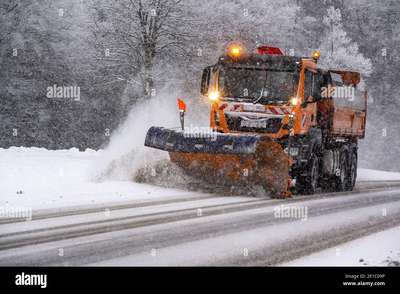 06. Januar 2021, Bayern, Rusel: Ein Lichtung-Fahrzeug entfernt den Schnee auf der Rusel-Strecke. Foto: Armin Weigel/dpa Stockfoto