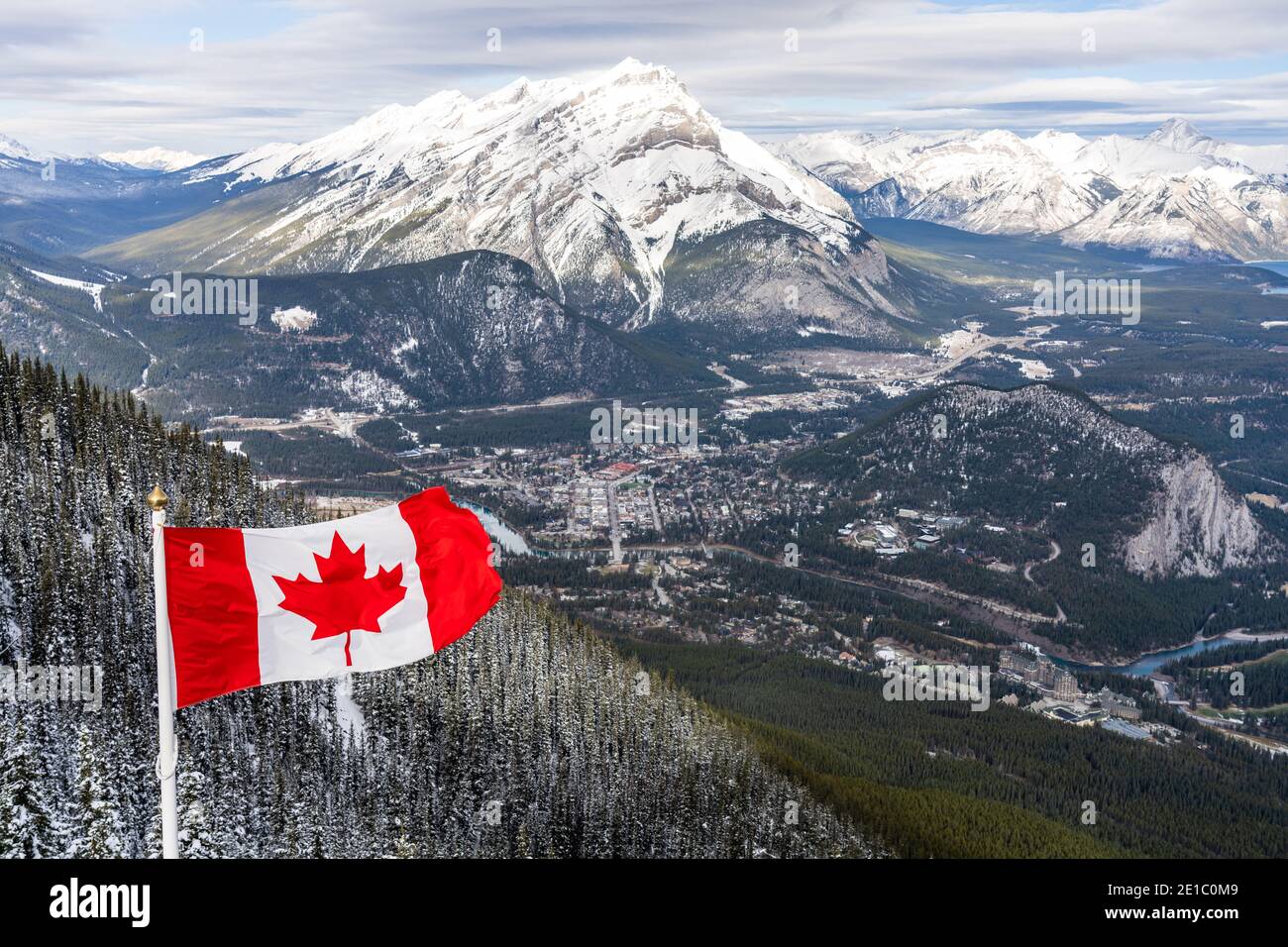 Nationale Flagge von Kanada mit der Stadt Banff, Cascade Mountain und den umliegenden schneebedeckten kanadischen Rocky Mountains im Winter. Banff National Park, ab Stockfoto