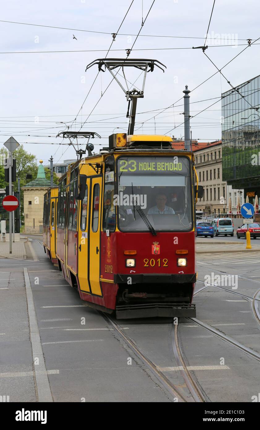 WARSCHAU, POLEN-MAI 15:Moderne Warschauer Straßenbahn oder Straßenbahn fährt Warschau Stadtzentrum.Mai 15,2015 in Warschau, Polen. Stockfoto