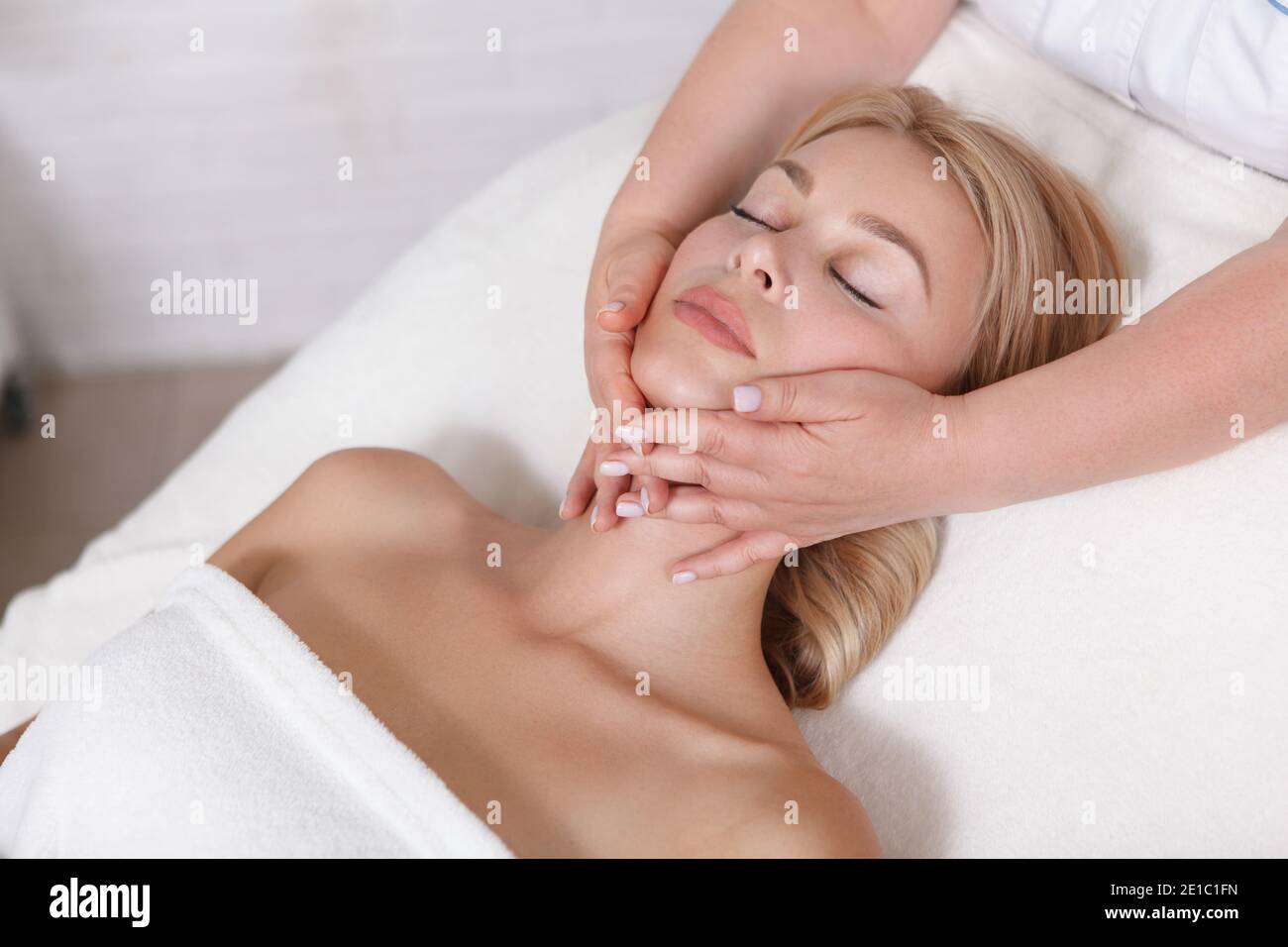 Draufsicht Nahaufnahme einer schönen Frau, die das Gesicht genießt Massage Stockfoto