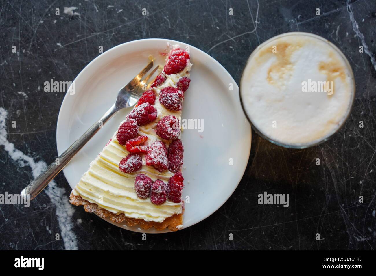Köstliche Himbeer-Pie mit Cappuccino-Kaffee serviert Stockfoto