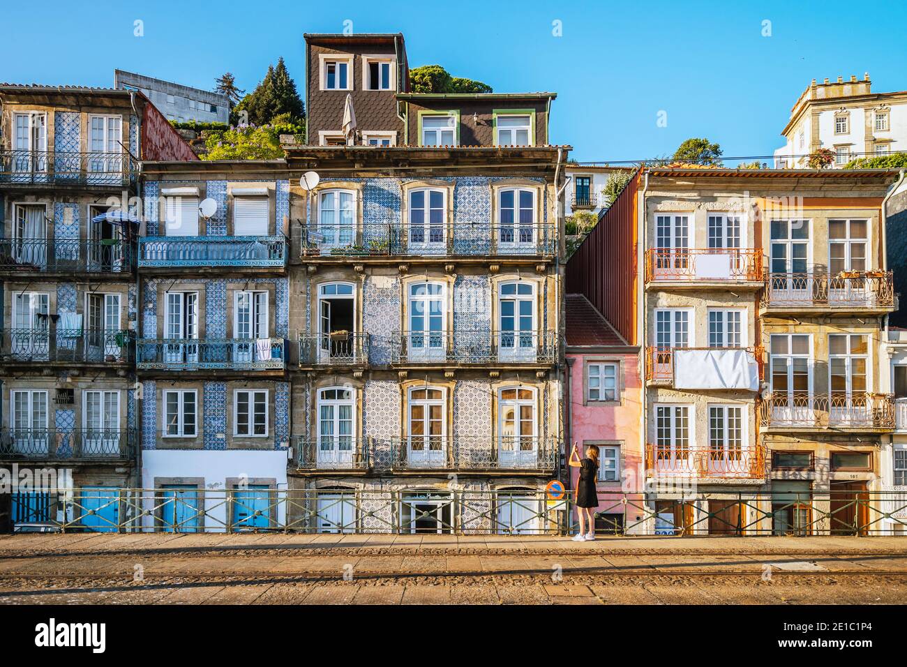 Touristen, die ein Foto von der traditionellen Architektur von Porto, Portugal Stockfoto