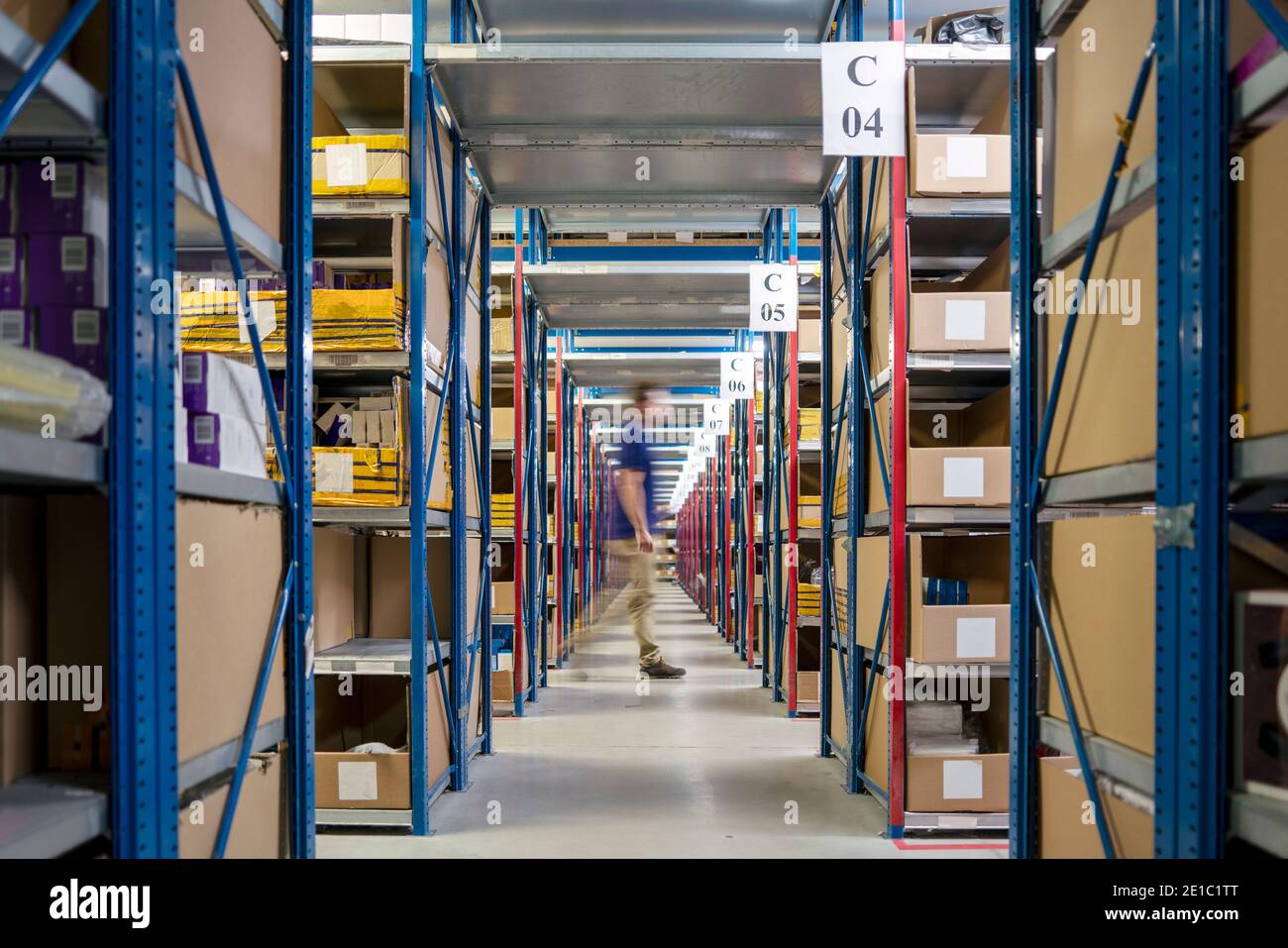 Langer Korridor im großen, modernen Warenlager Stockfoto