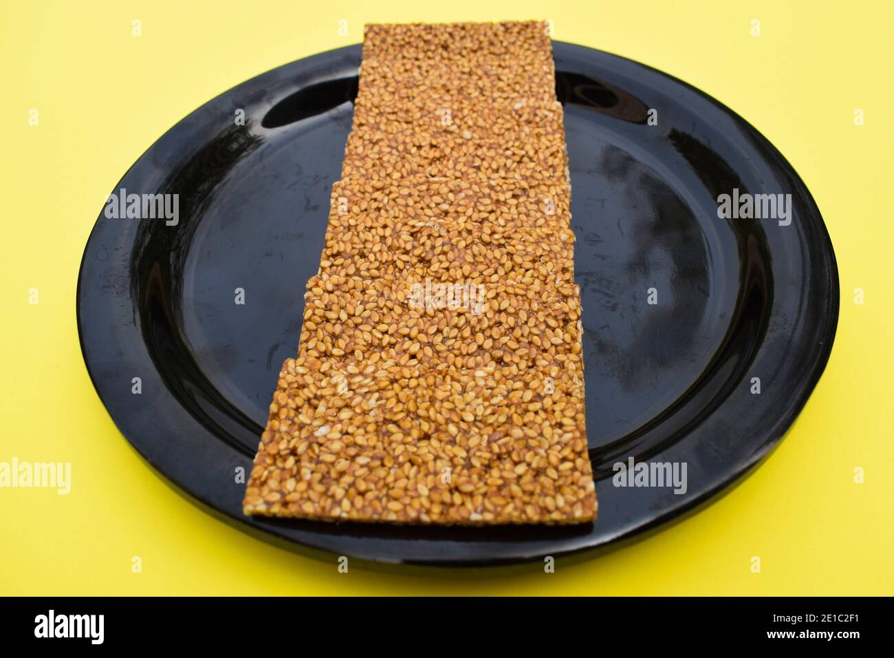 Selektiver Fokus Nahaufnahme von Til sakri oder Tilgul eine indische traditionelle beliebte Süßigkeit aus Sesamsamen und Jaggery. Berühmte Sankranti Festival des Stockfoto
