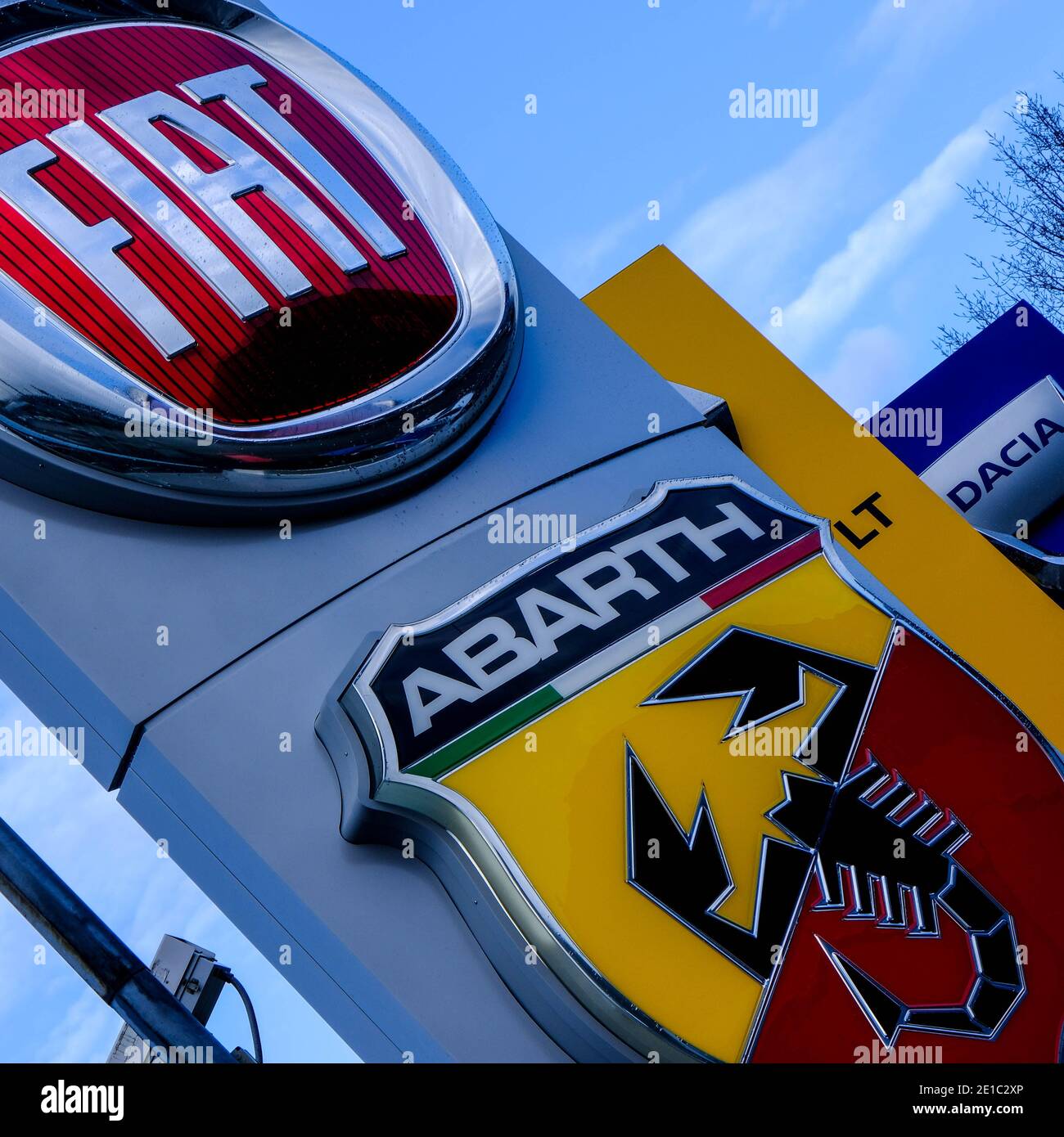 Epsom Surrey, London UK Januar 06 2021, Car Manufacturers Corporate Brand Logo für italienische Hersteller Fiat und Abarth Stockfoto