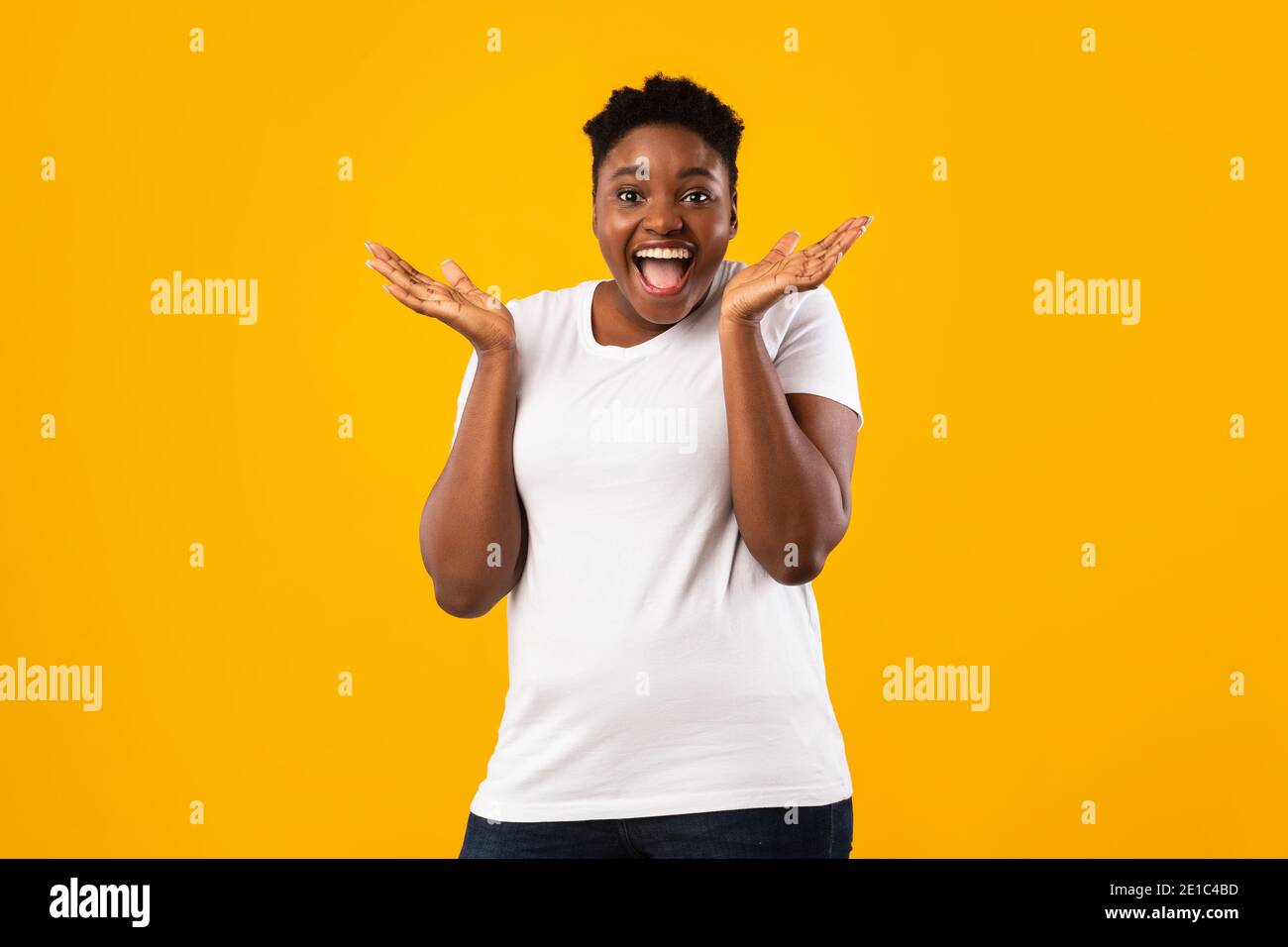 Fröhliche Schwarze Lady Schreien Omg In Aufregung Über Gelben Hintergrund Stockfoto