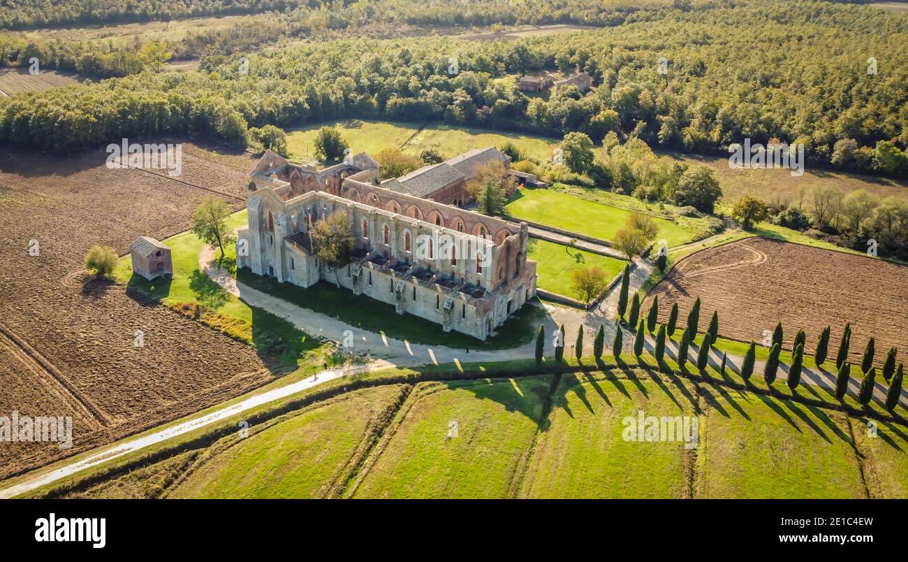Luftaufnahme der Abtei von San Galgano. Befindet sich etwa 25 Meilen von Siena, in der südlichen Toskana, Italien, Siena Region. Die Zisterzienserabtei Stockfoto