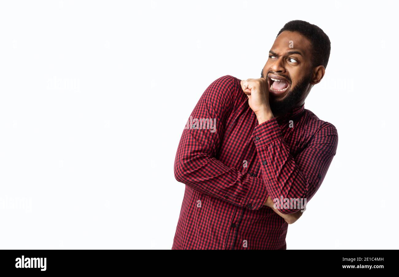 Erschrocken Schwarzer Mann Schaut Beiseite In Fright Über Weißem Hintergrund Stockfoto
