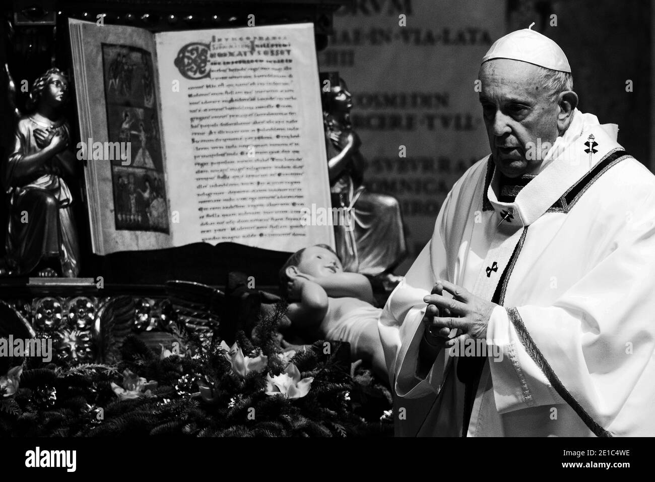 Vatikan. Januar 2021. 6. Januar 2021: Papst Franziskus feiert die Messe zur Erscheinung des Herrn in der Petersbasilika im Vatikan. Kredit: Unabhängige Fotoagentur/Alamy Live Nachrichten Stockfoto