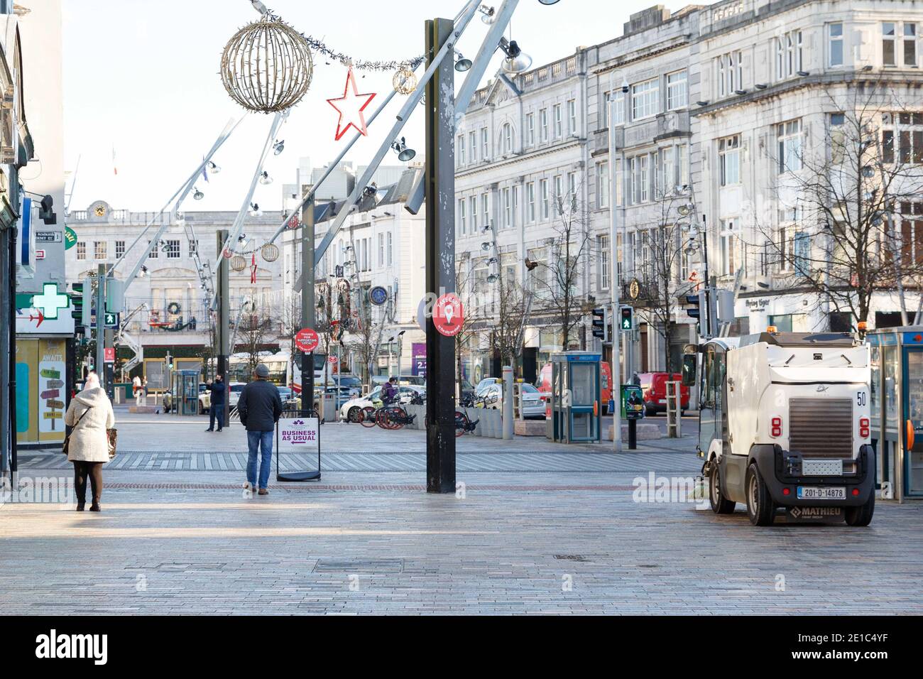 Cork, Irland. Januar 2021. Käufer nehmen in die Stadt aus Angst vor weiteren Einschränkungen, Cork City. Einkäufer, die sich die St. Patricks Street entlang machen. Viele der Straßen von Cork City wurden heute verlassen, mit Ausnahme einiger Käufer, die in die Stadt aus Angst vor weiteren Einschränkungen nahmen, die heute Abend bekannt gegeben werden sollen. Diese Einschränkungen werden vermutlich weitere Reisebeschränkungen beinhalten sowie das Stoppen von Click and Collect Dienstleistungen für nicht wesentliche Dienstleistungen. Kredit: Damian Coleman/Alamy Live Nachrichten Stockfoto